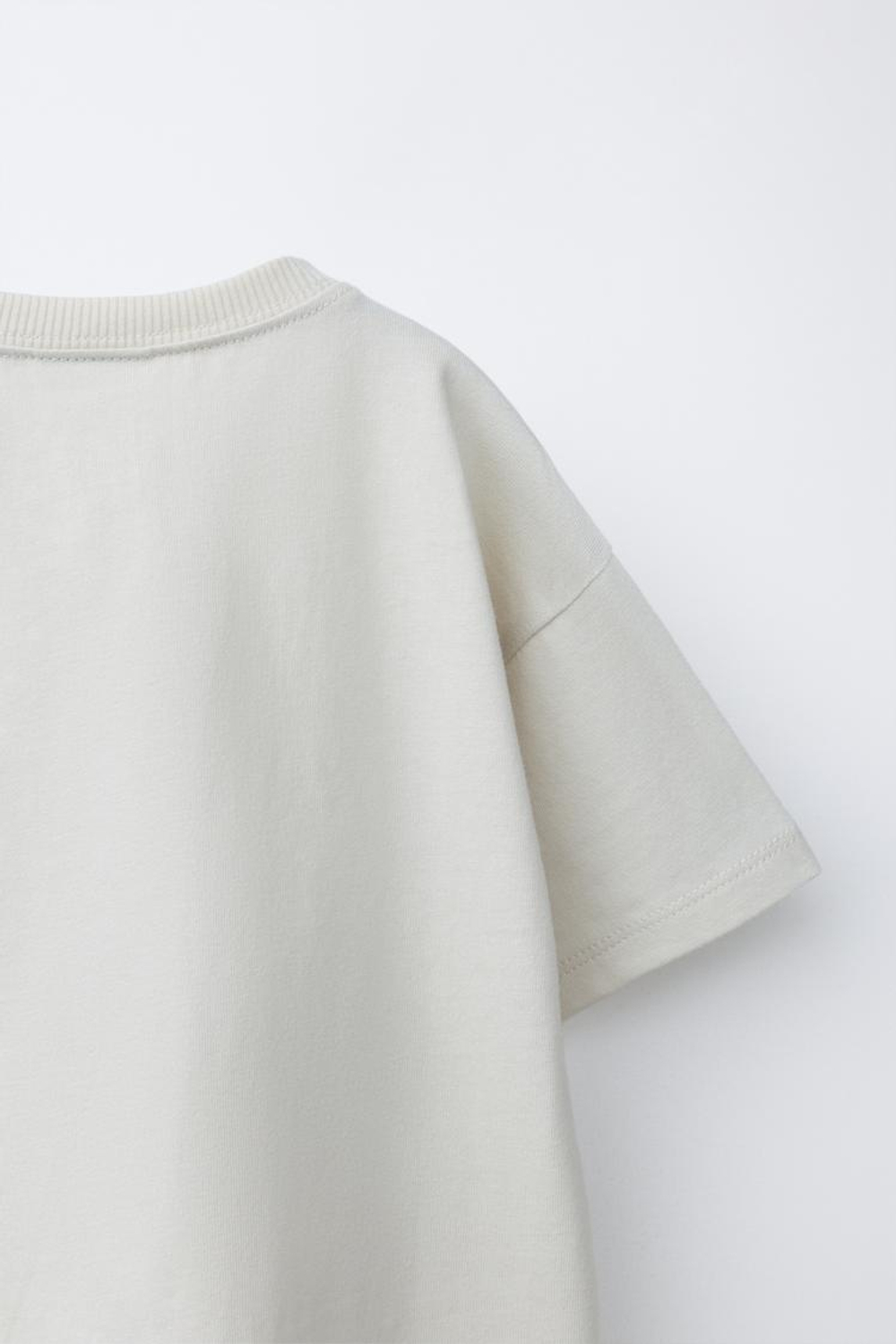 ZARA ФУТБОЛКА С ПРИНТОМ, КАМЕННО-СЕРЫЙ