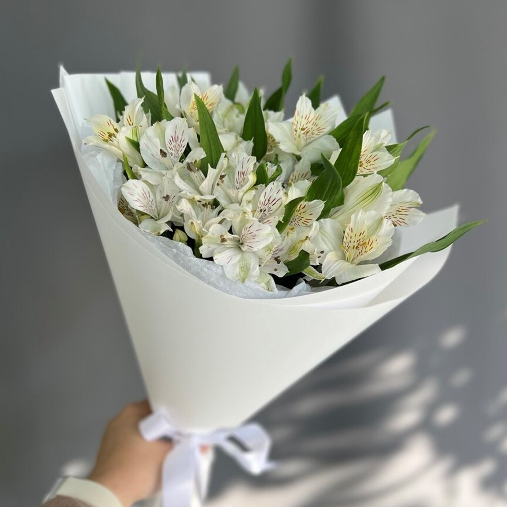 Букет из белой альстромерии
