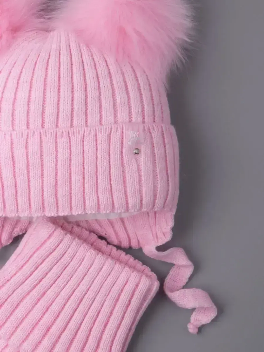 Шапка зимняя детская с помпонами и манишка