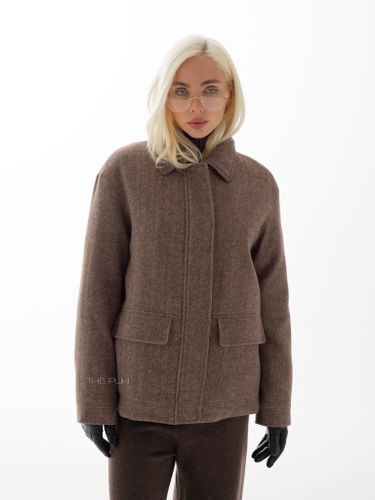 Коричневая куртка в елочку с меховым воротником