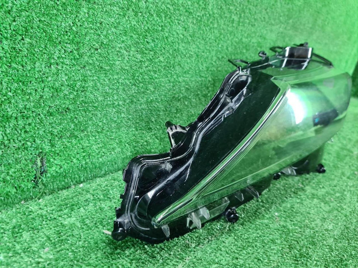 Стекло фары левое Toyota Camry xv70 (2020-н.в.)