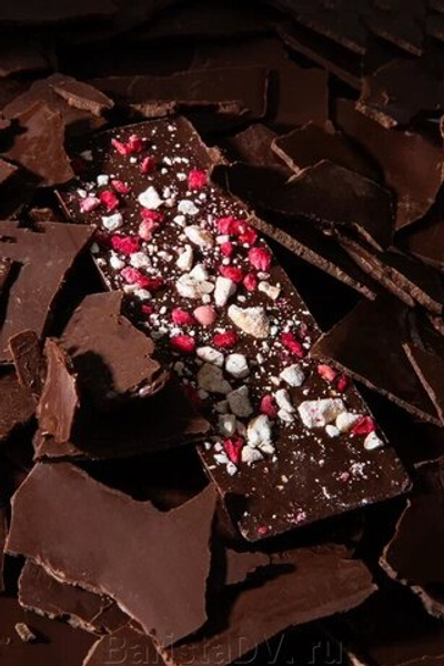 Шоколад молочный с дробленым кешью и малиной без сахара "Шоколадбери"
