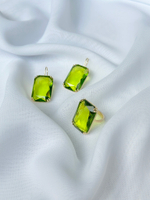 Кольцо прямоугольное из кристалла зеленого бутылочного оттенка, фурнитура золото