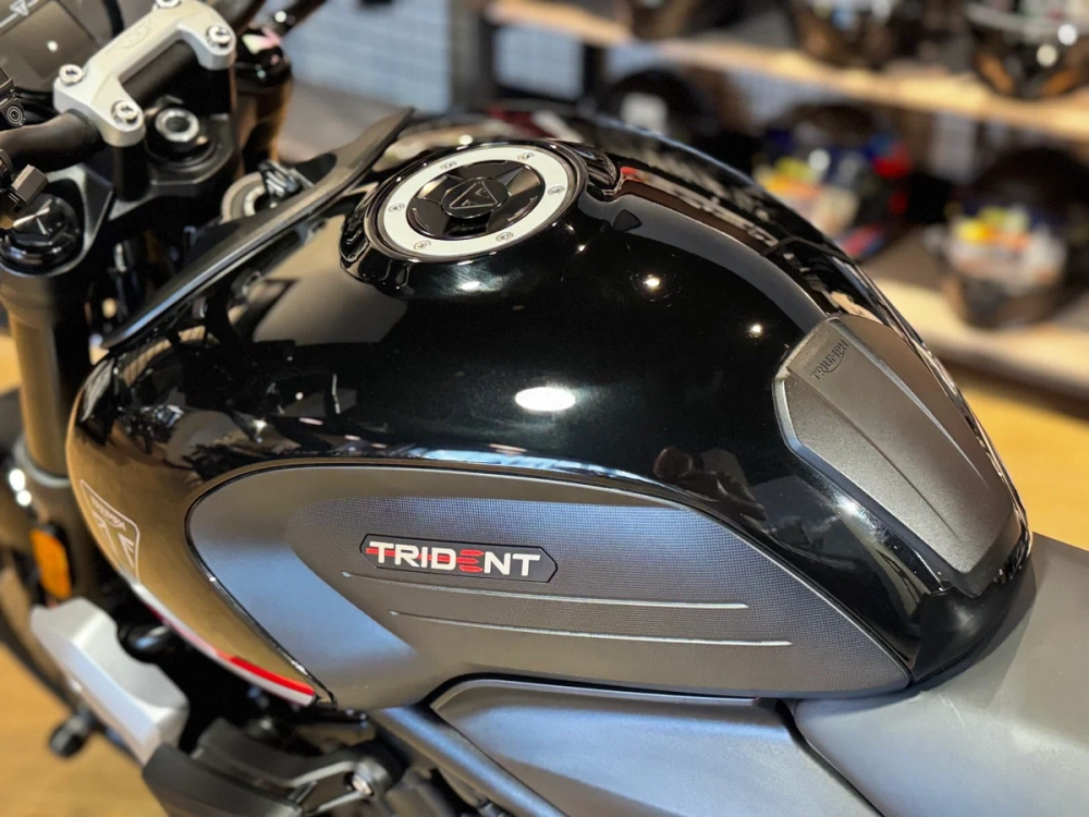 Triumph Trident 660, 2021 черный глянцевый