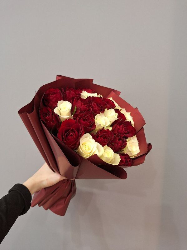 Букет из Кенийских роз Мадам Рэд и Атена (25 шт)