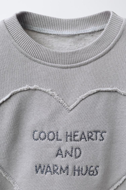 ZARA ТОЛСТОВКА С ВЫШИТЫМ СЕРДЦЕМ И НАДПИСЬЮ, МЯГКИЙ СЕРЫЙ