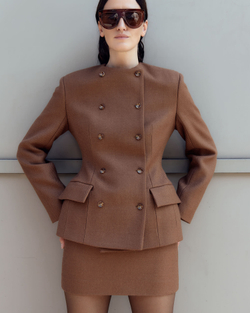 Жакет двубортный приталенный из шерсти корица