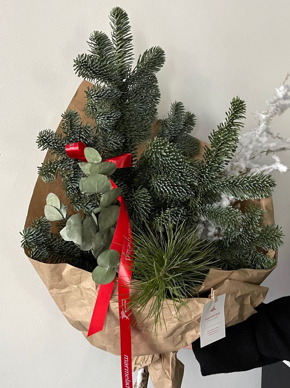 Букет из нобилиса, эвкалипта, кедра и заснеженной ветки