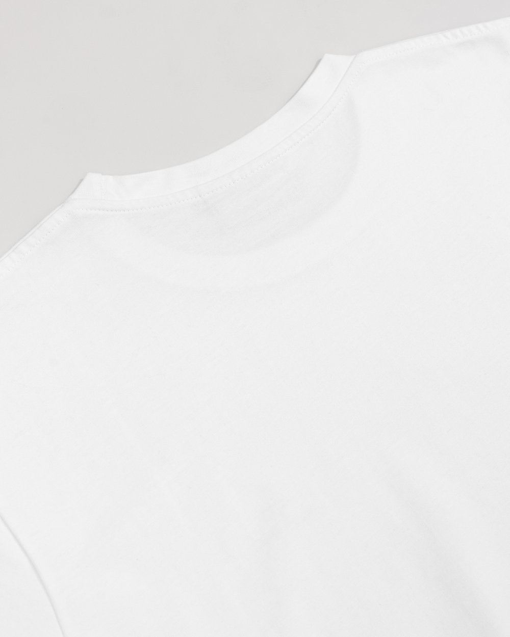 Футболка белая с лого на груди XL