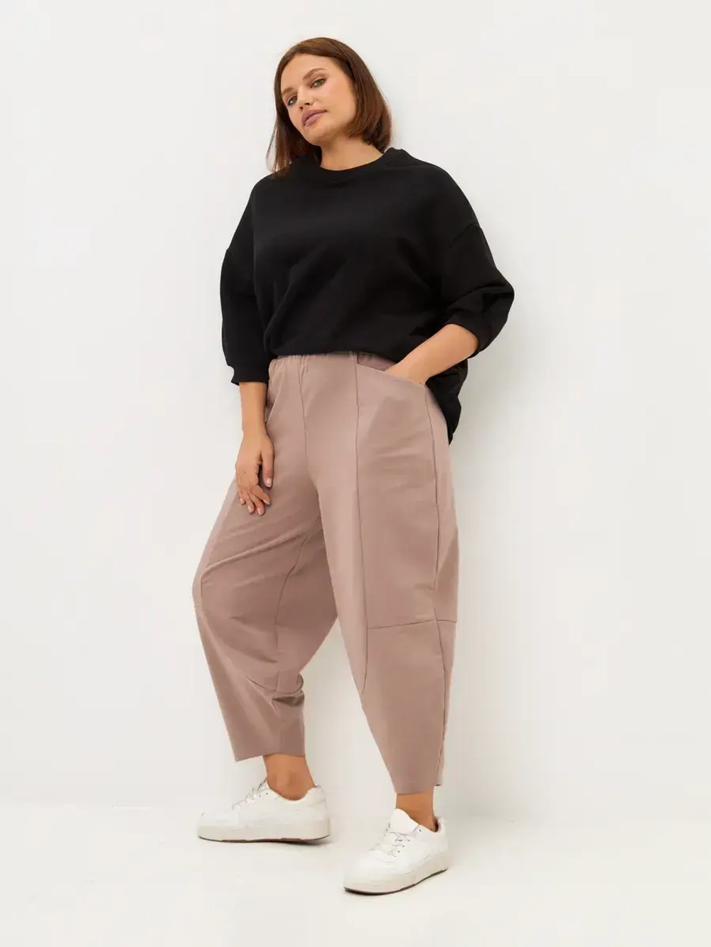 Брюки бананы трикотажные с декоративными швами пудровый