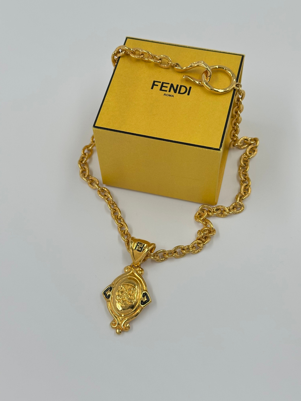 Кулон Fendi