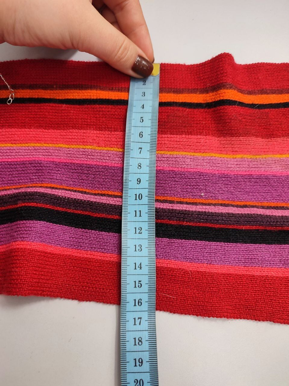 Шапка с шарфом в полоску