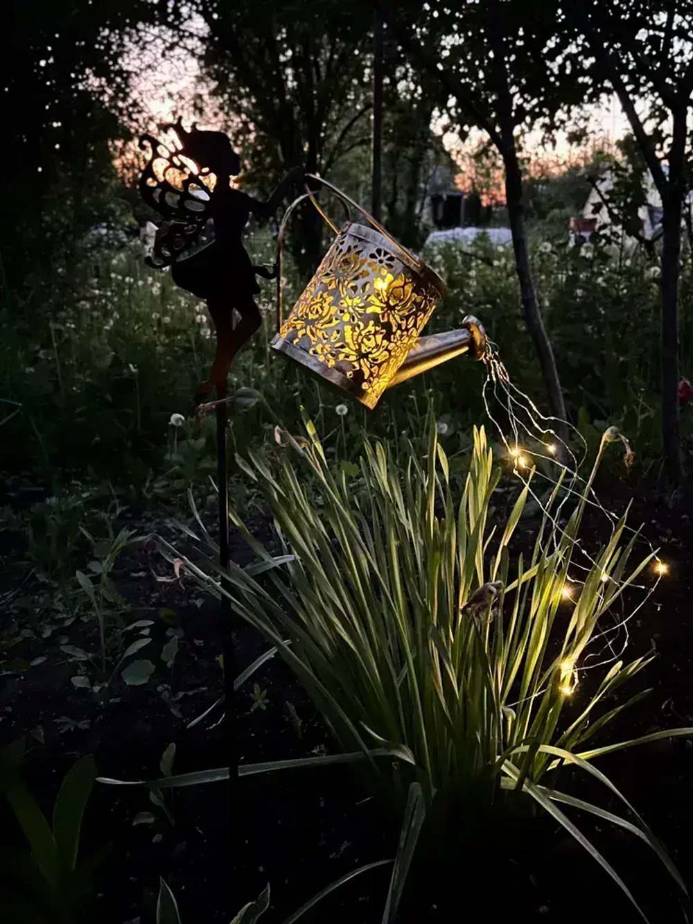 Уличные садовый светильник на солнечной батарее девочка "Лейка"