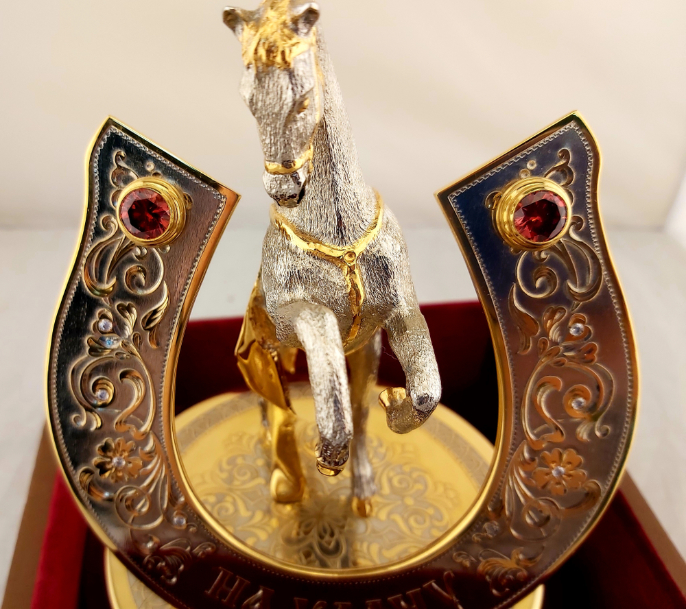 Конь с подковой "На удачу"  (Златоуст) с фианитами