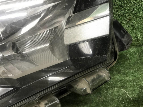 Битая Фара правая Toyota Hilux 8 (2015-2020) LED