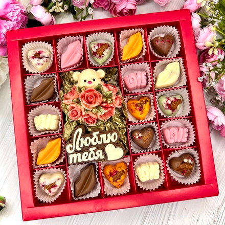 Шоколадный набор: "Мишка с розами. Люблю тебя": шоколадка-надпись и 19 конфет ручной работы