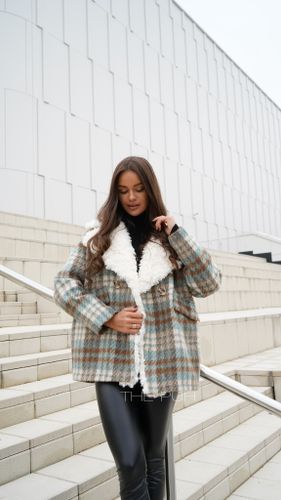 Двубортное укороченное пальто в голубую клетку