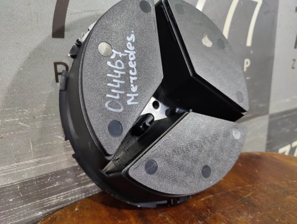 Кронштейн эмблемы Mercedes C (W205) 14-18 Б/У Оригинал A0008880060