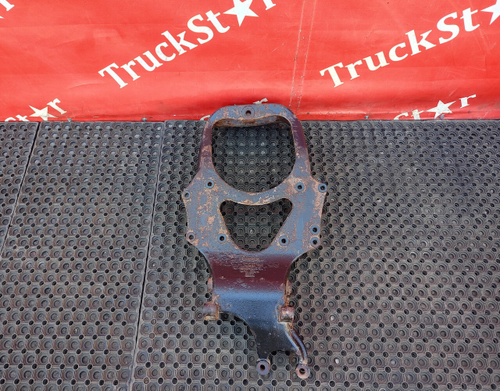 Кронштейн переднего амортизатора левый