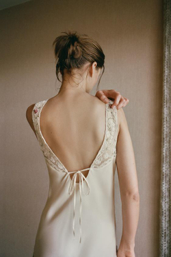 ZARA ПЛАТЬЕ ИЗ ПОЛУПРОЗРАЧНОЙ ТКАНИ С ВЫШИВКОЙ И БУСИНАМИ, ЭКРЮ