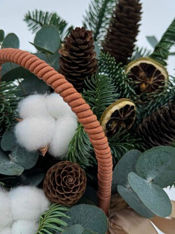 Композиция с нобилисом, дольками лимона, шишками и хлопком