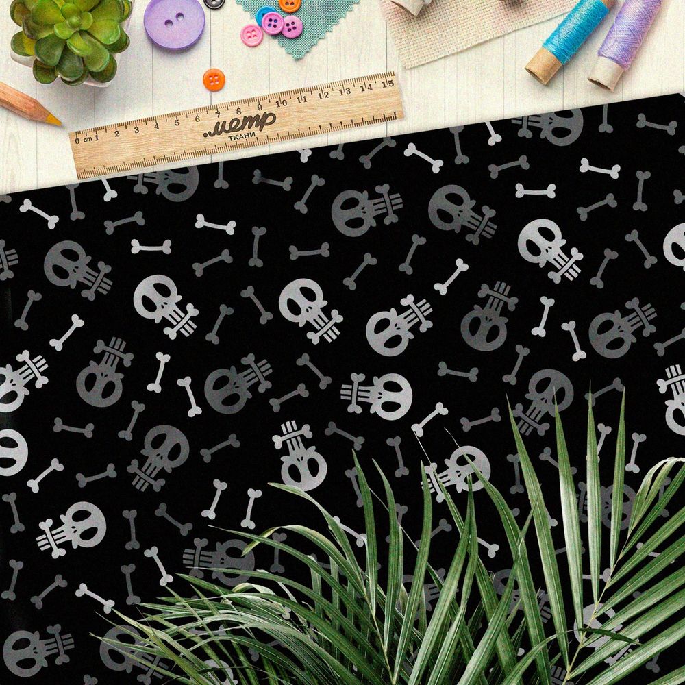 Ткань мембрана белые черепа и серые кости на чёрном фоне