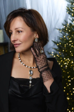 Колье гривна из гематита и белой лавы с дорожкой из кристаллов, оттенок золото антик