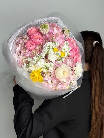 Сборный букет из розовой гортензии, нарциссов, кустовых пионовиднных роз, маттиолы и диантусов