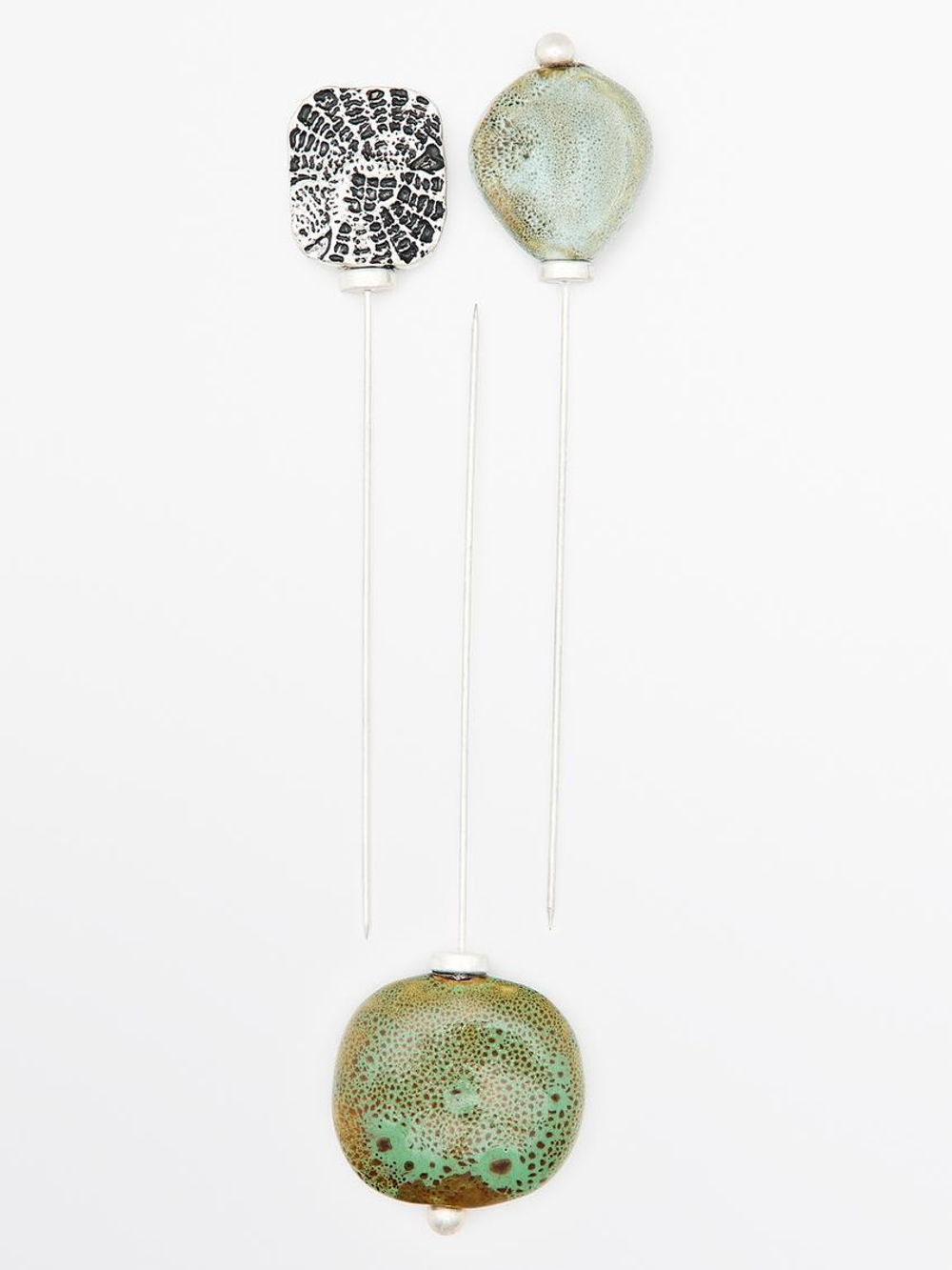 Massimo Dutti Брошь из керамики с рельефным узором и медальоном, серебряный