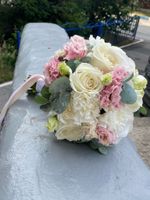 Свадебный букет из гортензии, лизиантуса, диантусов, одноголовых роз и эвкалипта