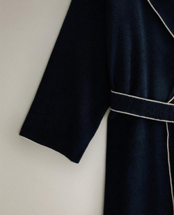 ZARA HOME МЯГКИЙ ХАЛАТ С КОНТРАСТНЫМИ ДЕТАЛЯМИ, ЧЕРНИЛЬНО-СИНИЙ