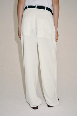 ZARA СВОБОДНЫЕ БРЮКИ С ЗАЩИПАМИ — ZW COLLECTION, ЖЕЛТОВАТО-БЕЛЫЙ