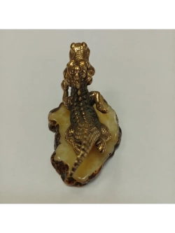 Бронзовая статуэтка на янтаре