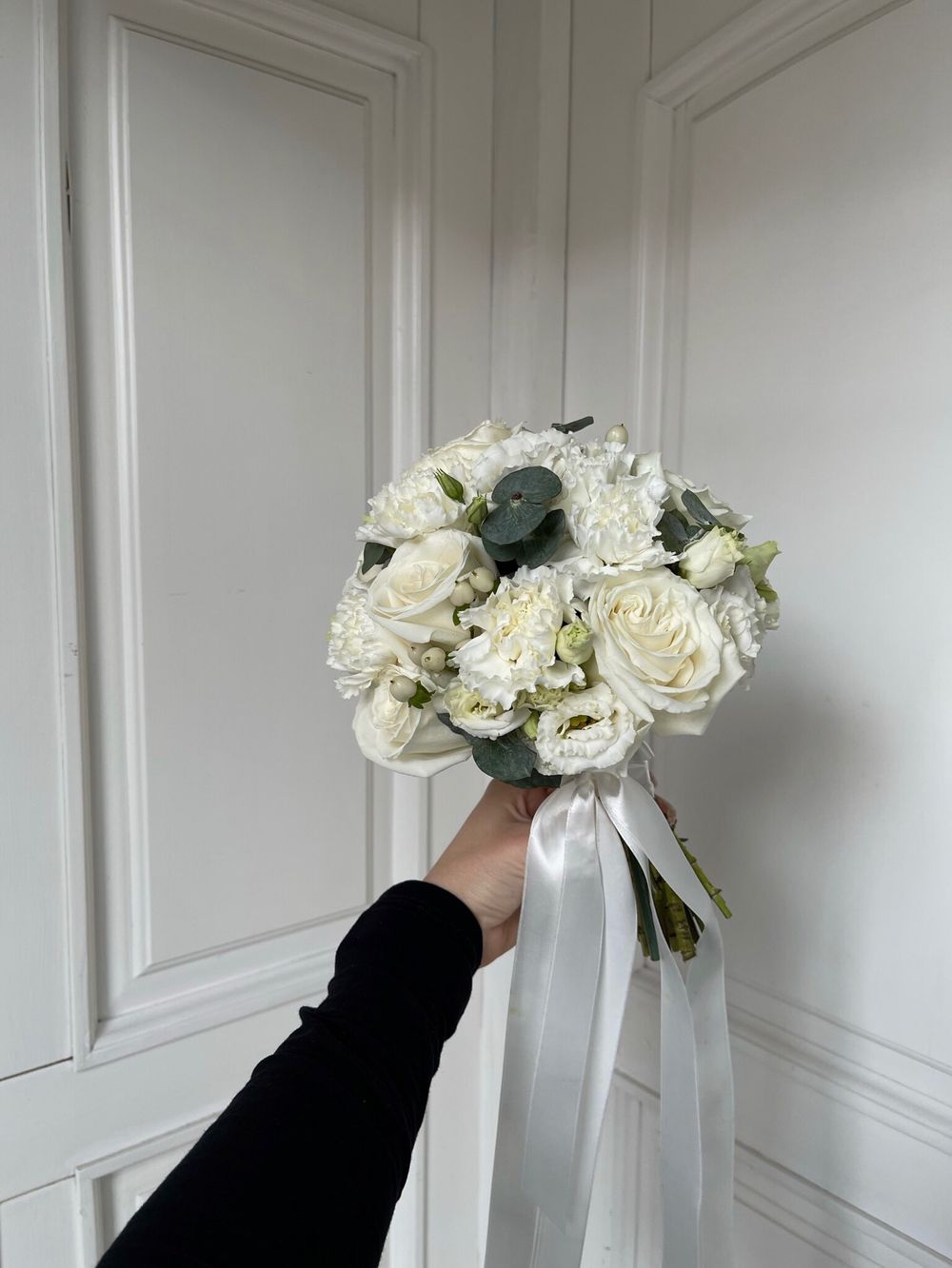 Свадебный букет из одноголовых роз, диантусов, лизиантуса и эвкалипта