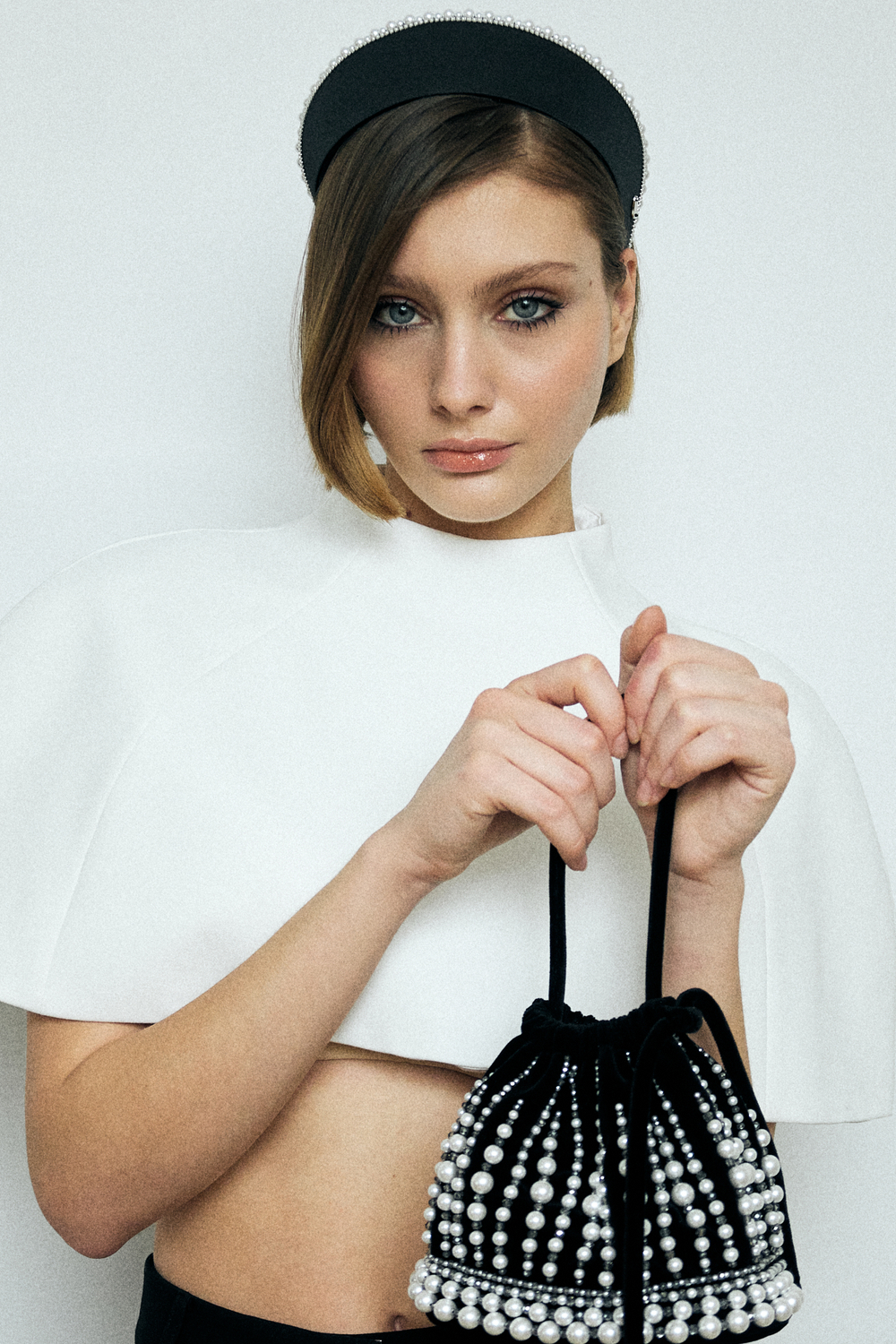 Мини сумочка из черного бархата с жемчугом