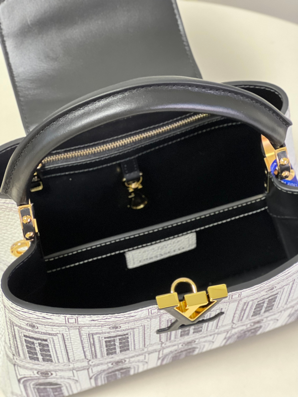 Louis Vuitton Capucines MM