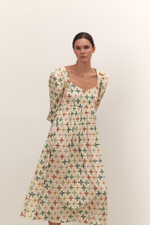 Платье в ромашку с вырезом на спине