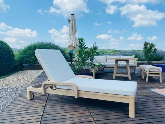 Шезлонг Rimini из массива акации с бежевым матрасом