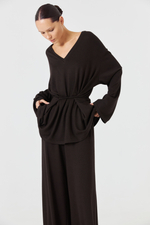 Лонгслив с V-образным вырезом