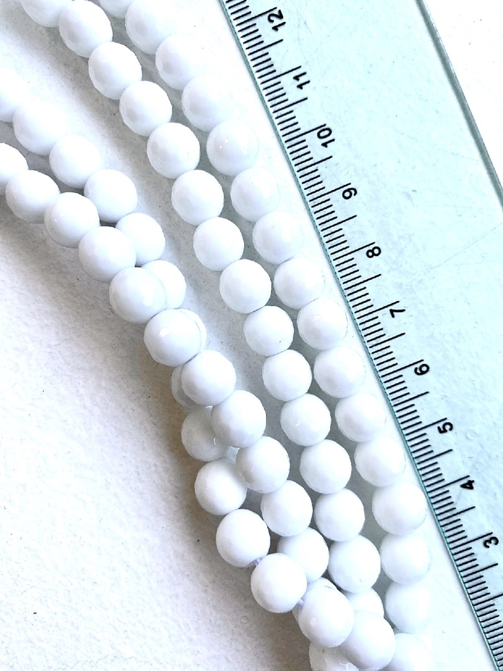 82210 Агат белый (имит.) граненый, 8мм, нить 40см