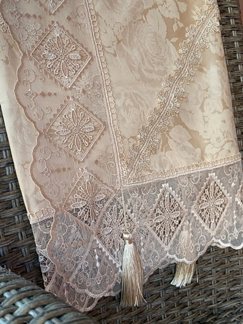 Скатерть 95х95 Domus бежевая с кружевом