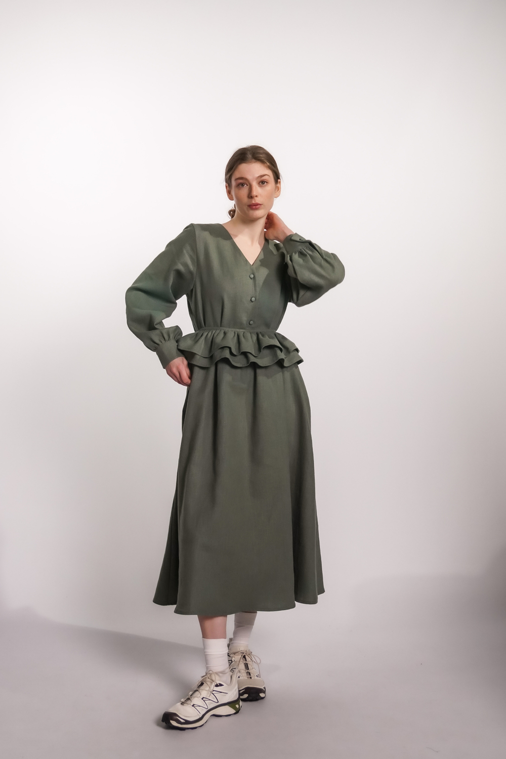 Платье с V-вырезом, поясом-баской и длинным рукавом из крапивы цвета хвои