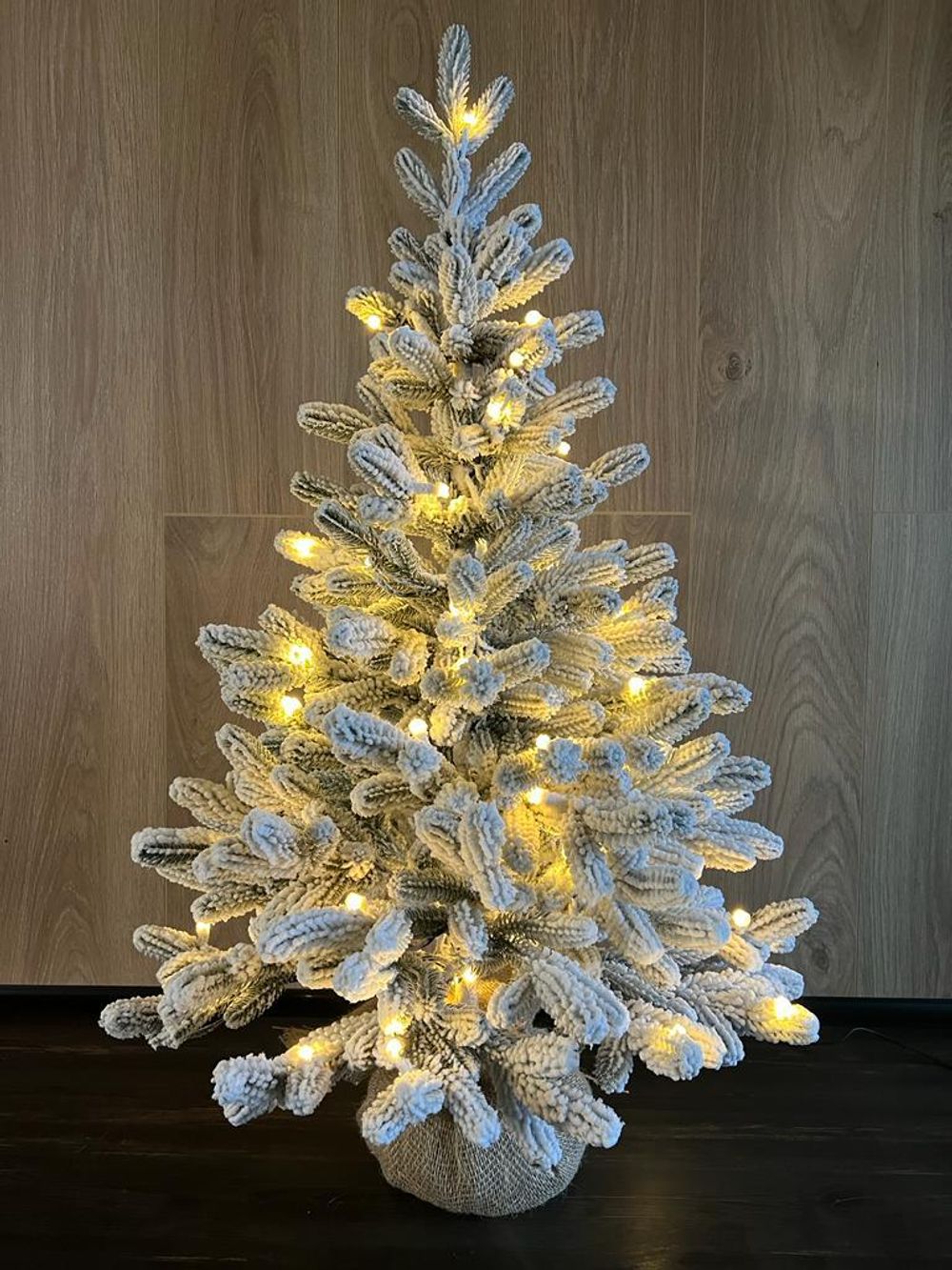 Настольная заснеженная елка с гирляндой «Александрийская» (Литая хвоя) 90 см