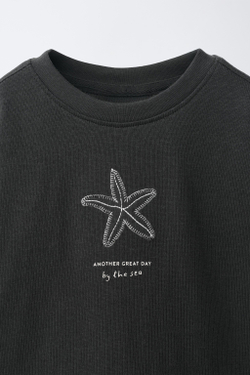 ZARA ФУТБОЛКА С ВЫШИВКОЙ, ТЕМНЫЙ АНТРАЦИТ