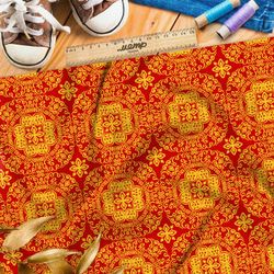 Ткань ниагара жёлтый резной калейдоскоп на красном фоне