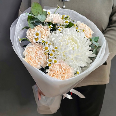 Авторский букет с диантусами и хризантемой "Антонов"