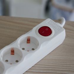 S-GSU5-1.5 WHITE Cетевой фильтр серии Universal. 1.5м Пвс 3x0.75. 5 гнезд. с-з. 10А. Защита от перенапряжения. короткого замыкания. TM Uniel.