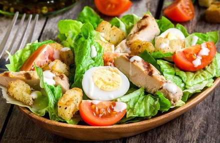 Салат Цезарь с курицей
