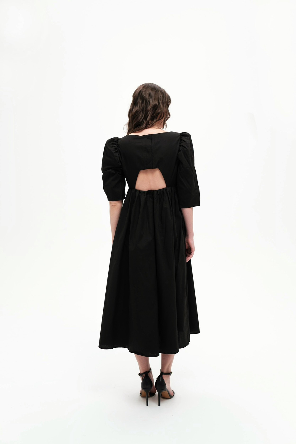 Черное платье с вырезом на спине