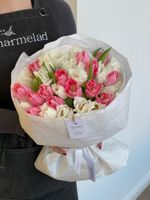 Букет микс из розовых и белых махровых тюльпанов в упаковке